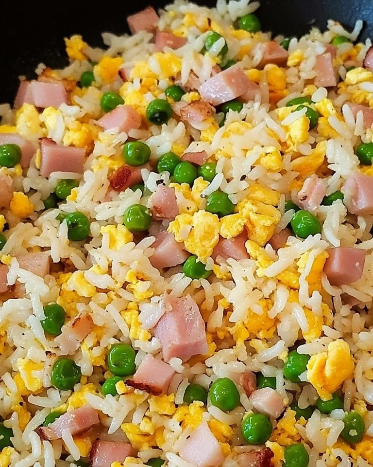 Riso Cantonese preparato con verdure e carne, piatto tradizionale cinese
