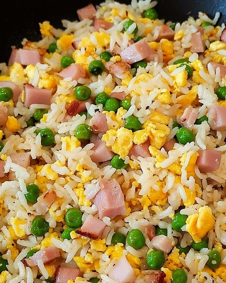 Riso Cantonese preparato con verdure e carne, piatto tradizionale cinese