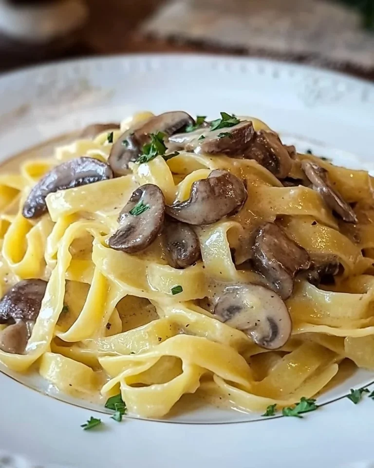 Tagliatelle alla Carbonara ai Funghi servite con funghi freschi e pancetta