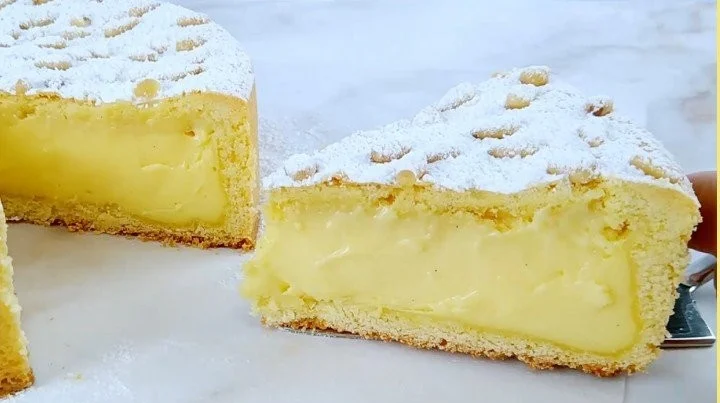 Fetta di Torta della Nonna con crema e pinoli, dolce italiano tradizionale