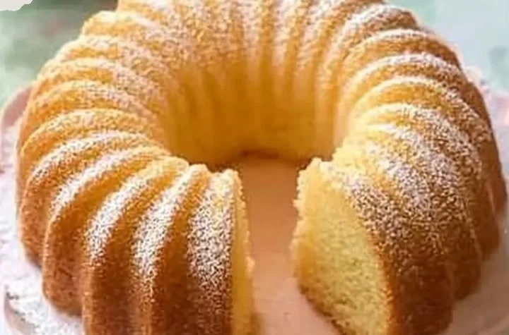 Torta di Madeleine decorata con zucchero a velo e limone