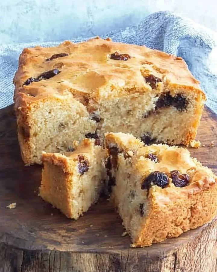 Torta Padre Pio decorata con ingredienti tipici