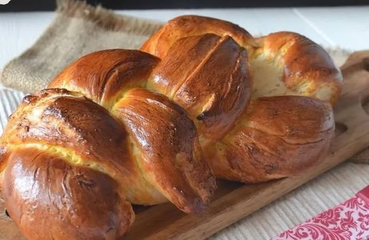 Zopf, pane trecciato svizzero, fresco e dorato, servito su un tavolo